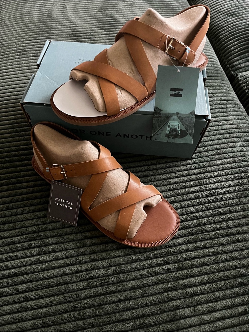 TOMS Sicily Tan Natural Leather Strappy Flat Sandals size 8 Brand New - Picture 2 of 2